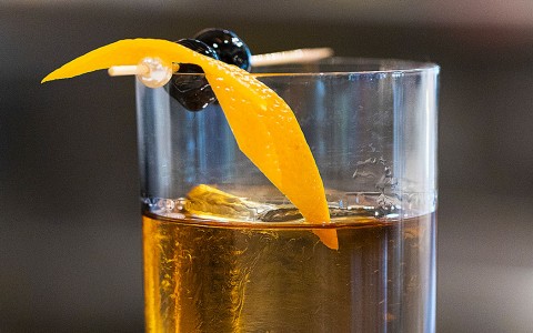 whiskey glass with garnment