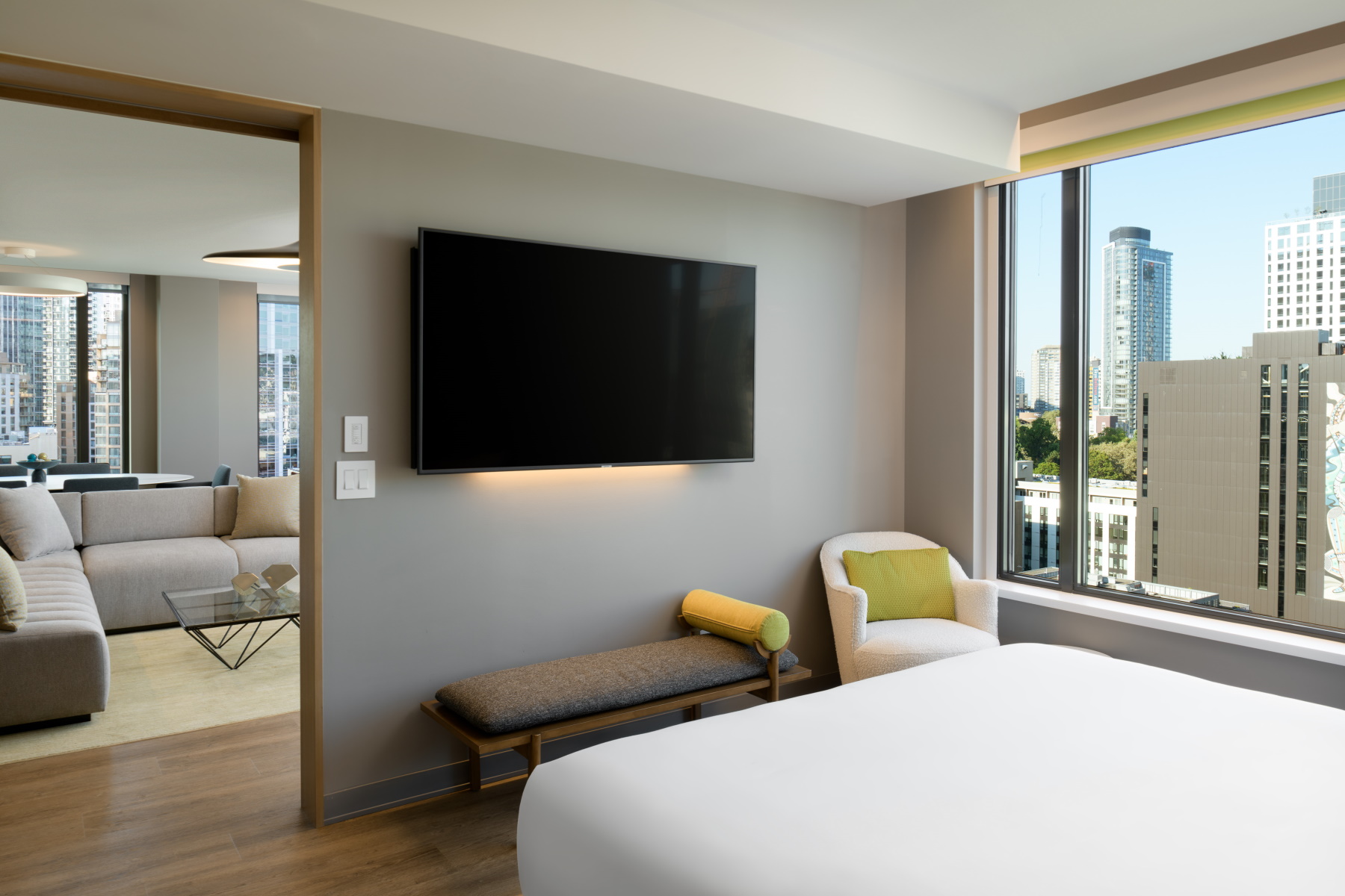 tp_seatn_small_pres_king_bedroom_space_needle_view 3