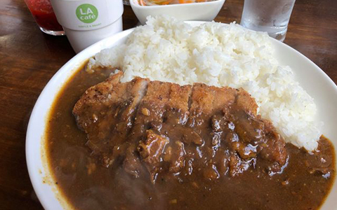 Curry rice topped with deep-fried pork cutlet