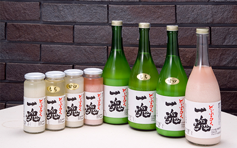 Small and large bottles of Doburoku Ikkon