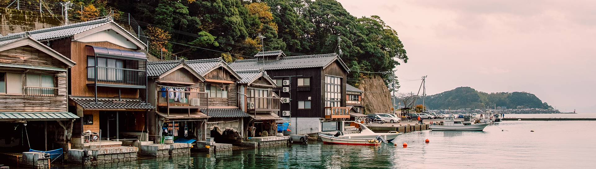 several houses with boats along the ocean