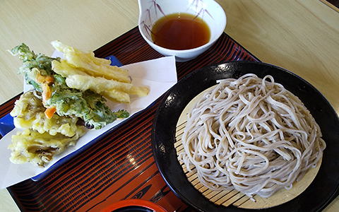 Cold soba noodles with a side dish of various tempura