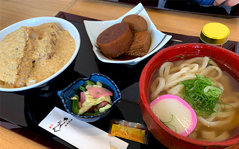 A set menu of udon and boiled vegetables