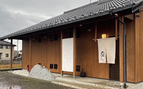 Exterior of Japanese restaurant Tomoji in Minokamo city