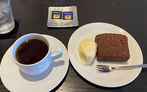 Coffee and a brownie served with ice cream