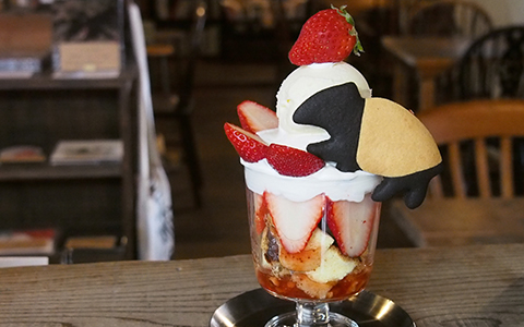 Ice cream parfait with strawberries and cookies