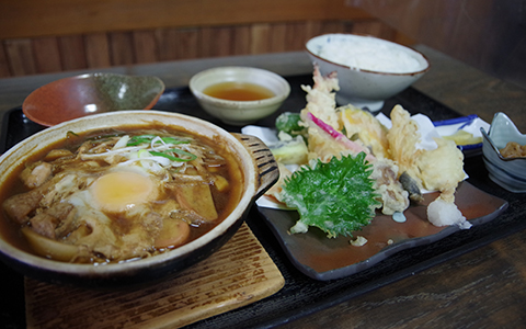 A set meal with tempura, rice and hot udon