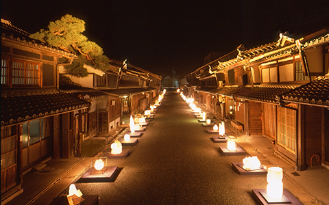 Washi lanterns lined up outside traditional Japanese houses