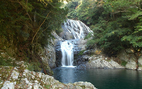 View of the waterfall at Shizuku Falls in Wakayama Prefecture