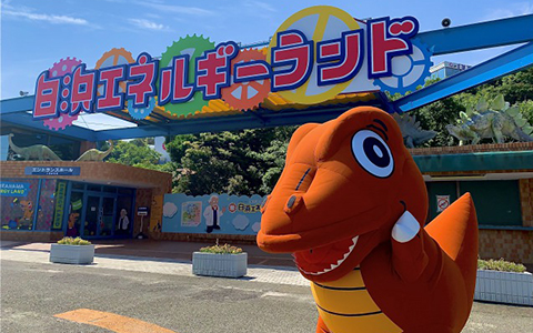 Dinosaur mascot standing at the entrance of Shirahama Energy Land