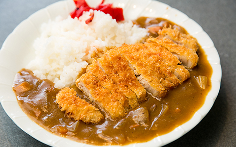 Curry rice topped with deep-fried cutlet