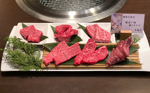 A plate of pre-cooked slices of beef for yakiniku