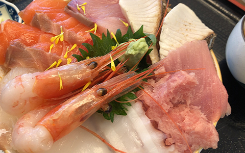 A plate of shrimp, salmon, tuna sashimi