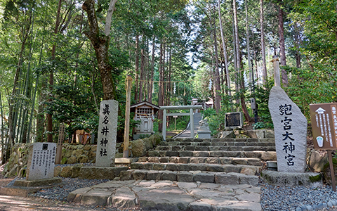 Entryway and steps at Manai Shrine in Kyoto Prefecture