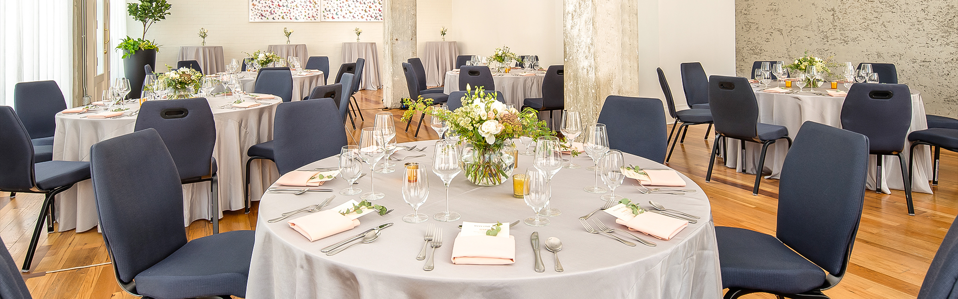 A dinning room with tables and menus on top of the tables.