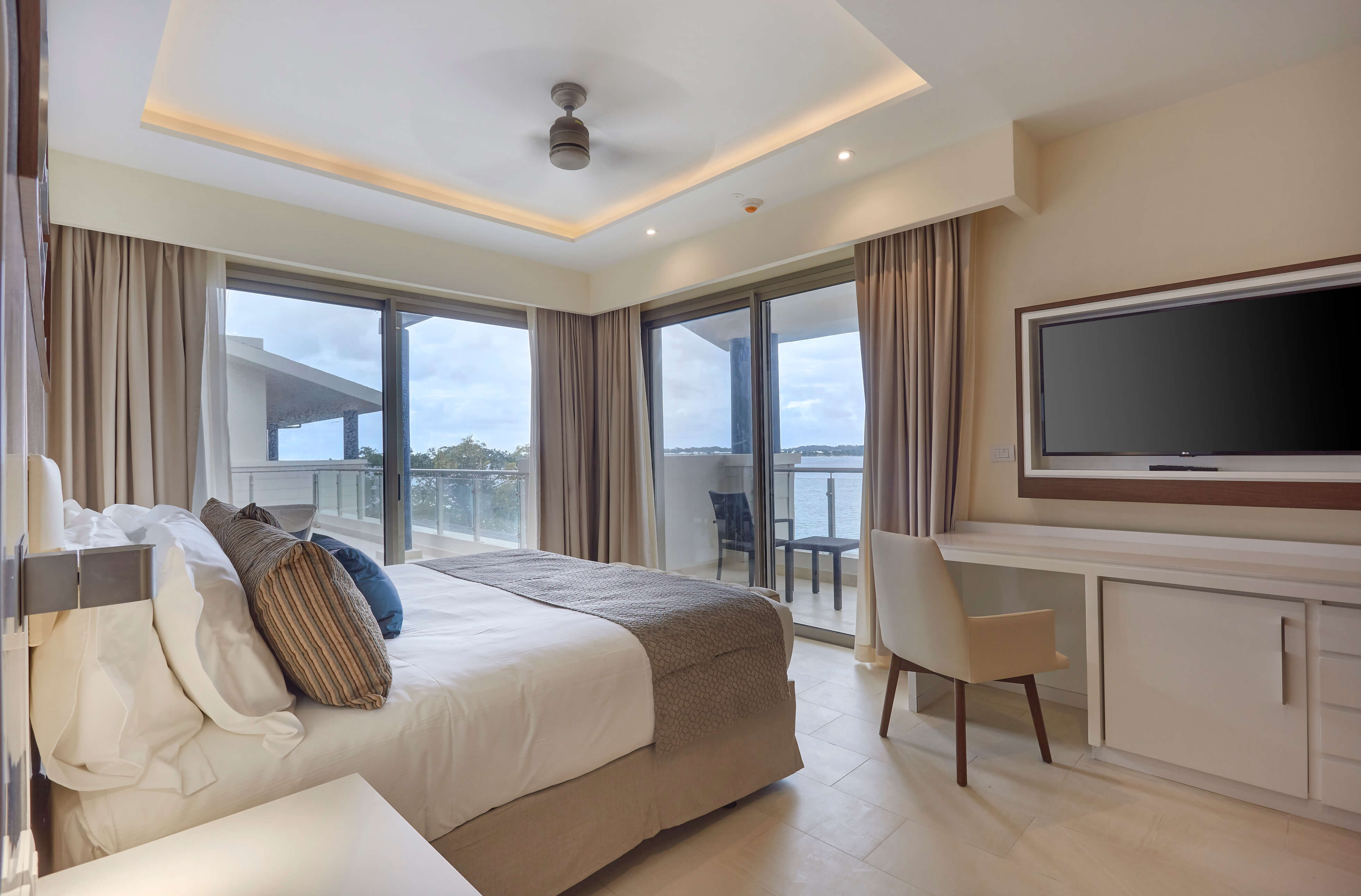 Diamond Club™ Luxury Penthouse One Bedroom Jacuzzi Suite