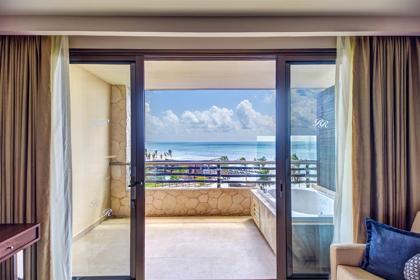 RRC Luxury Suite Ocean View Jacuzzi
